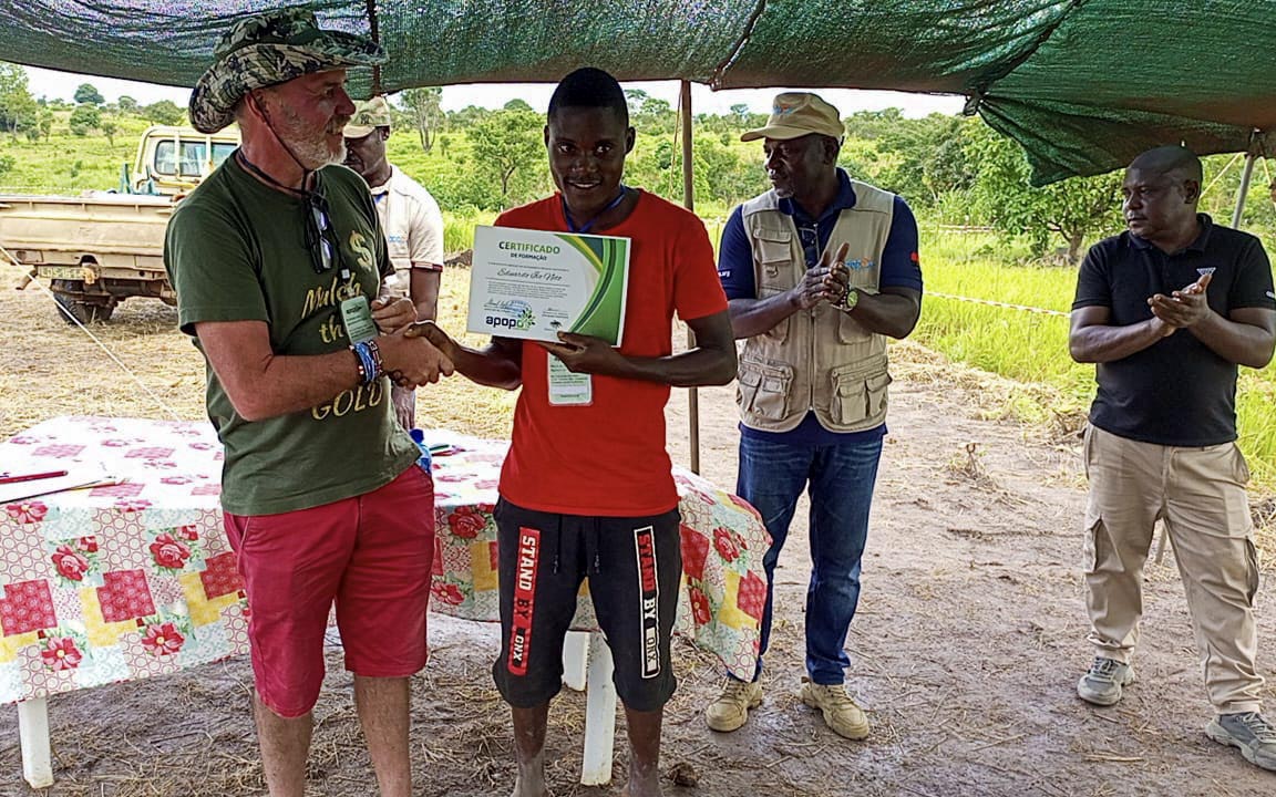 End of APOPO Syntropic Farming training in Angola, participants receive their certificates