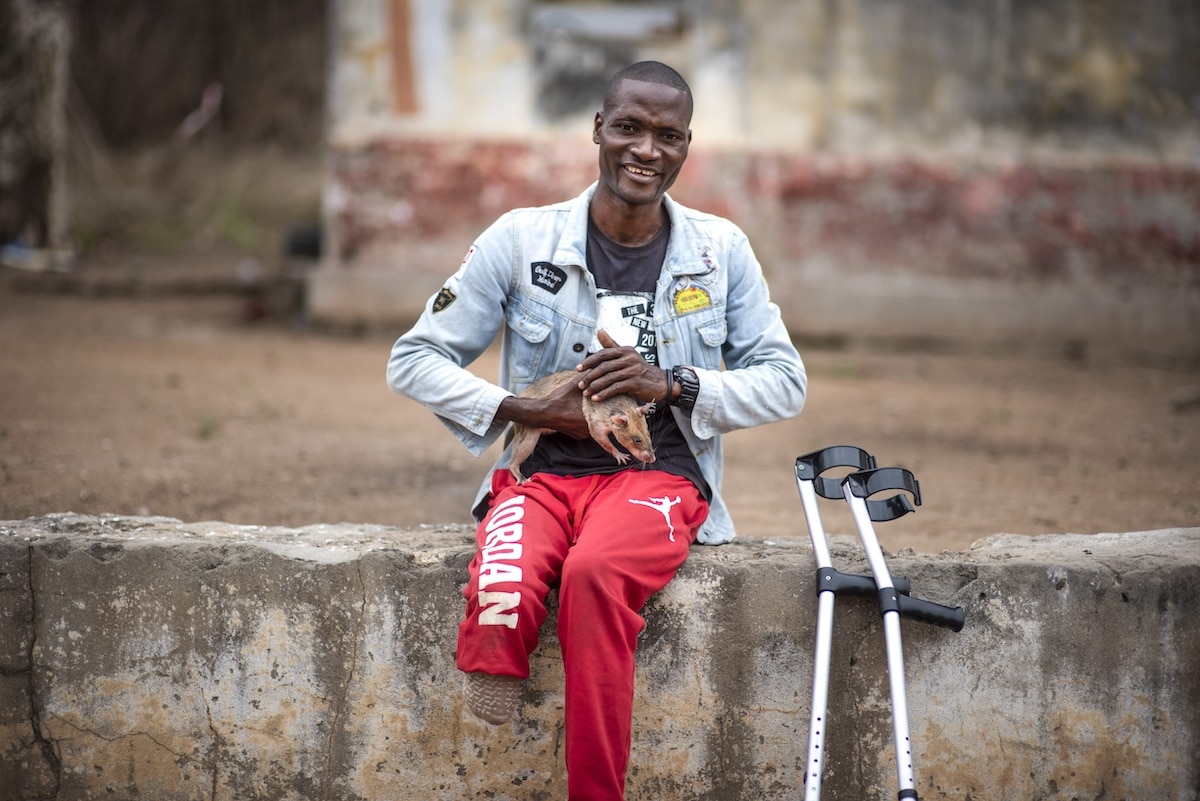 Landmine Victim Joao Andre meeting a HeroRAT