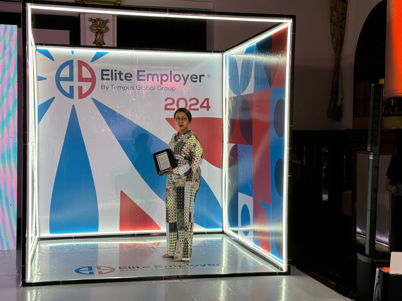 Cleide receives the Elite Employer Award on Behalf of APOPO