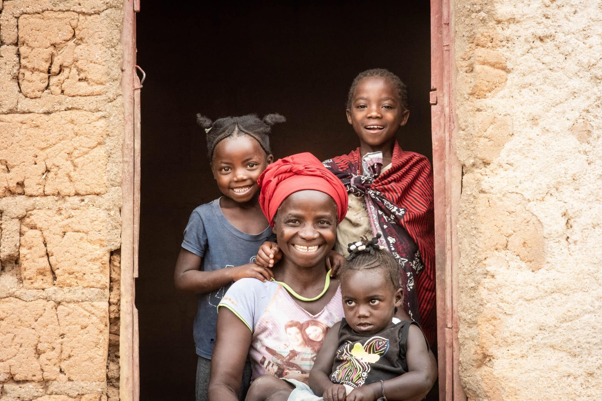 Ana’s story reveals the enduring devastation of landmines, as the 37-year-old Angolan widow, left severely injured by a landmine, now relies on the generosity of family and neighbors to support her three young daughters.