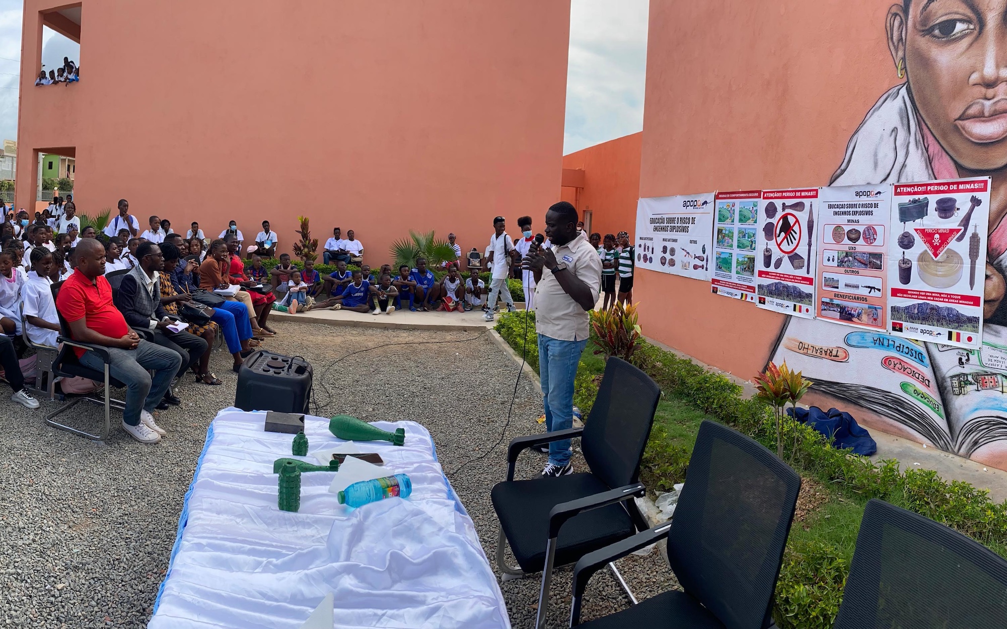 APOPO’s mine risk education in Angola: At schools, children engage in educational activities and receive brochures with important messages on safe behavior.